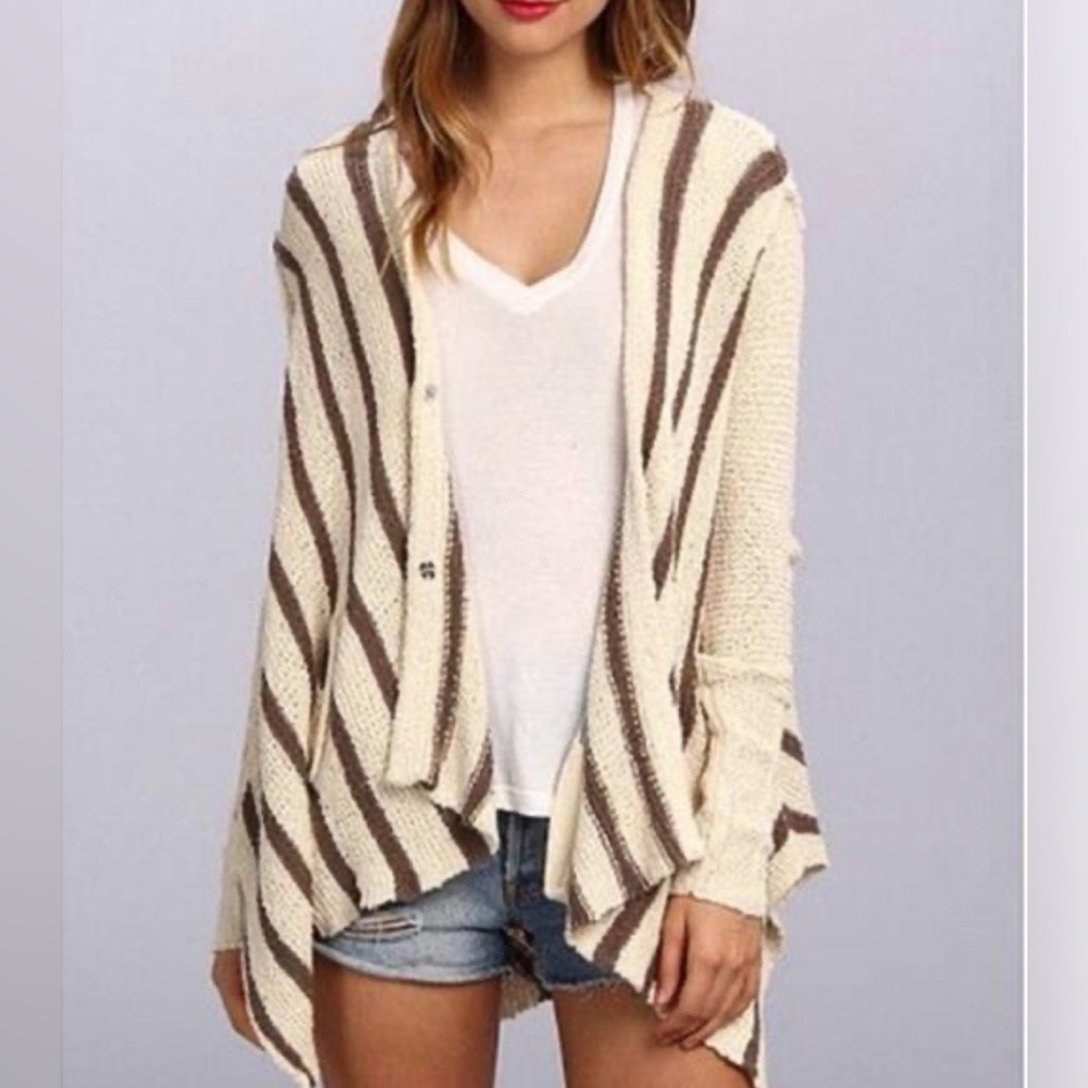😍 Free People Circle Back  cardigan w/shark bite hem & snap buttons. M